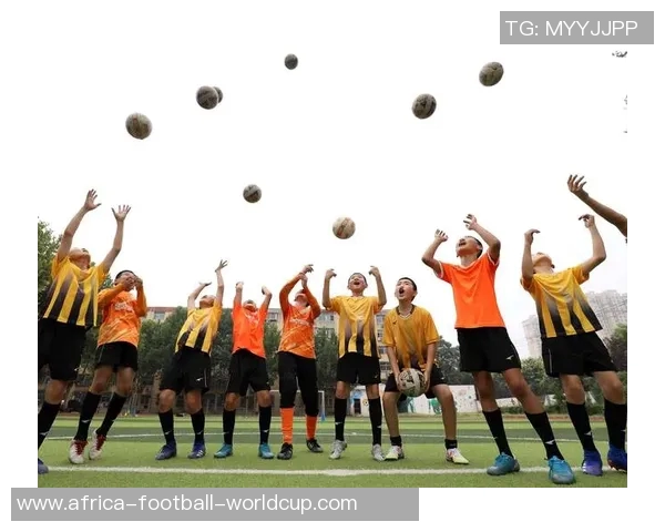 孩子们在阳光下欢快踢足球享受运动带来的快乐与友谊